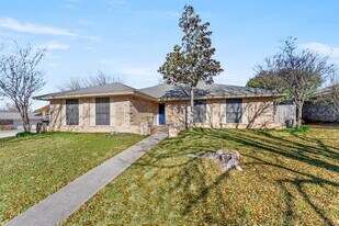 6801 Ridgetop Rd in North Richland Hills, TX - Building Photo