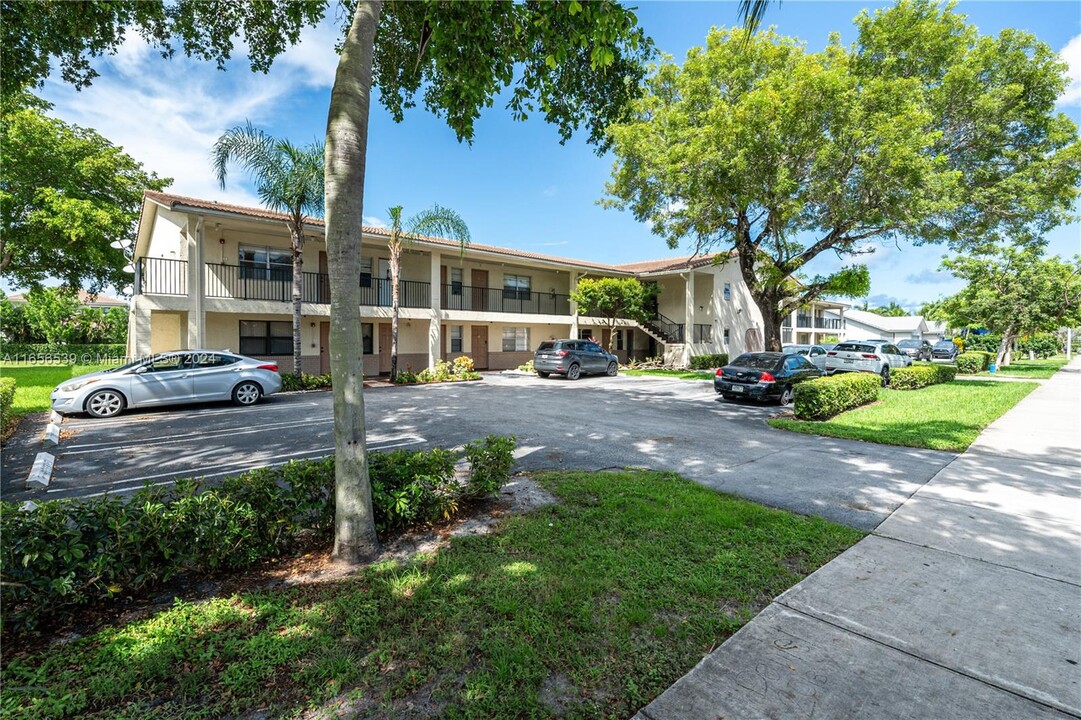 8705 NW 38th Dr in Coral Springs, FL - Foto de edificio