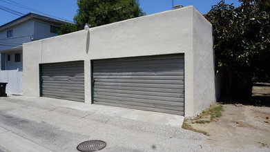 13104 Riverside Dr in Sherman Oaks, CA - Building Photo - Building Photo