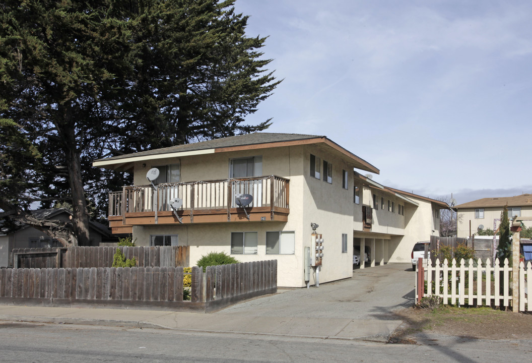 941 Harcourt Ave in Seaside, CA - Foto de edificio