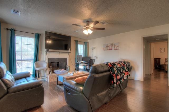 205 W Trinity St in Forney, TX - Foto de edificio - Building Photo