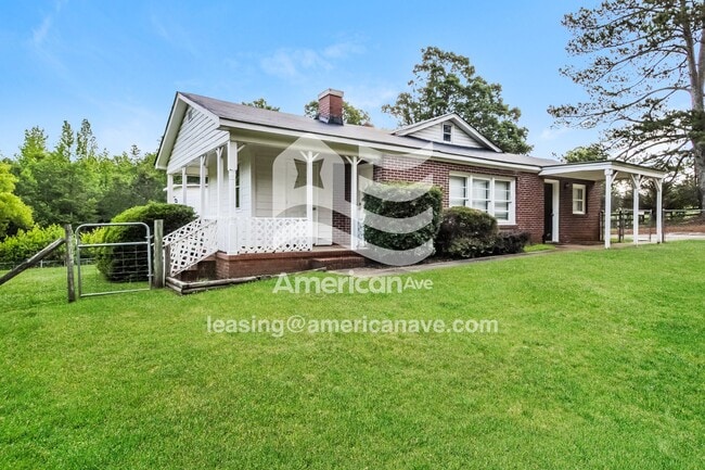 720 Bryant Rd in Pelzer, SC - Foto de edificio - Building Photo