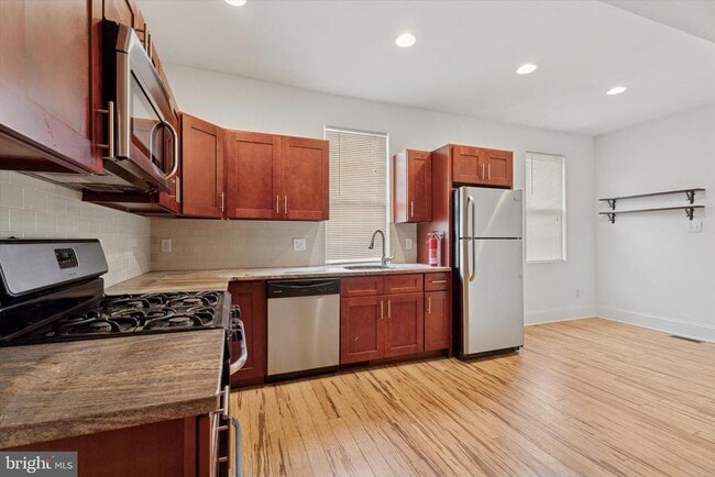 448 Roxborough Ave in Philadelphia, PA - Building Photo - Building Photo