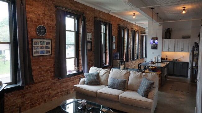 820 W Market St, Unit 2B