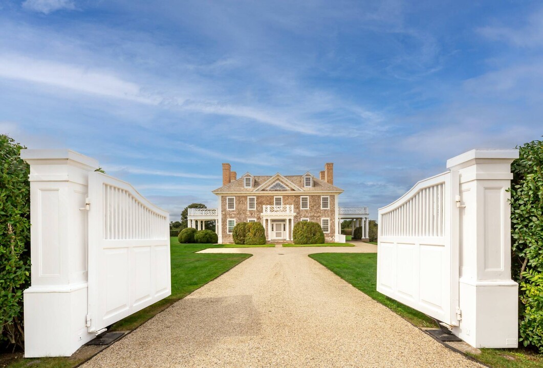 252 Highland Terrace in Bridgehampton, NY - Building Photo