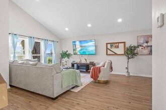 13737 Via Tres Vistas in San Diego, CA - Building Photo - Building Photo