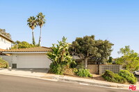 4748 Round Top Dr in Los Angeles, CA - Foto de edificio - Building Photo