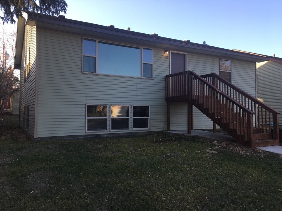 829 3rd Ave W, Unit 829 in Dickinson, ND - Building Photo