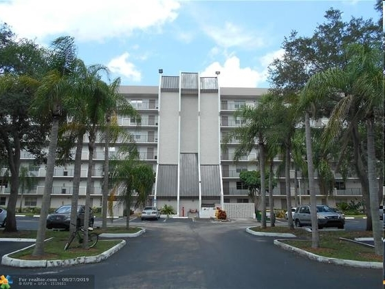 Rolling Hills Condominiums in Davie, FL - Building Photo