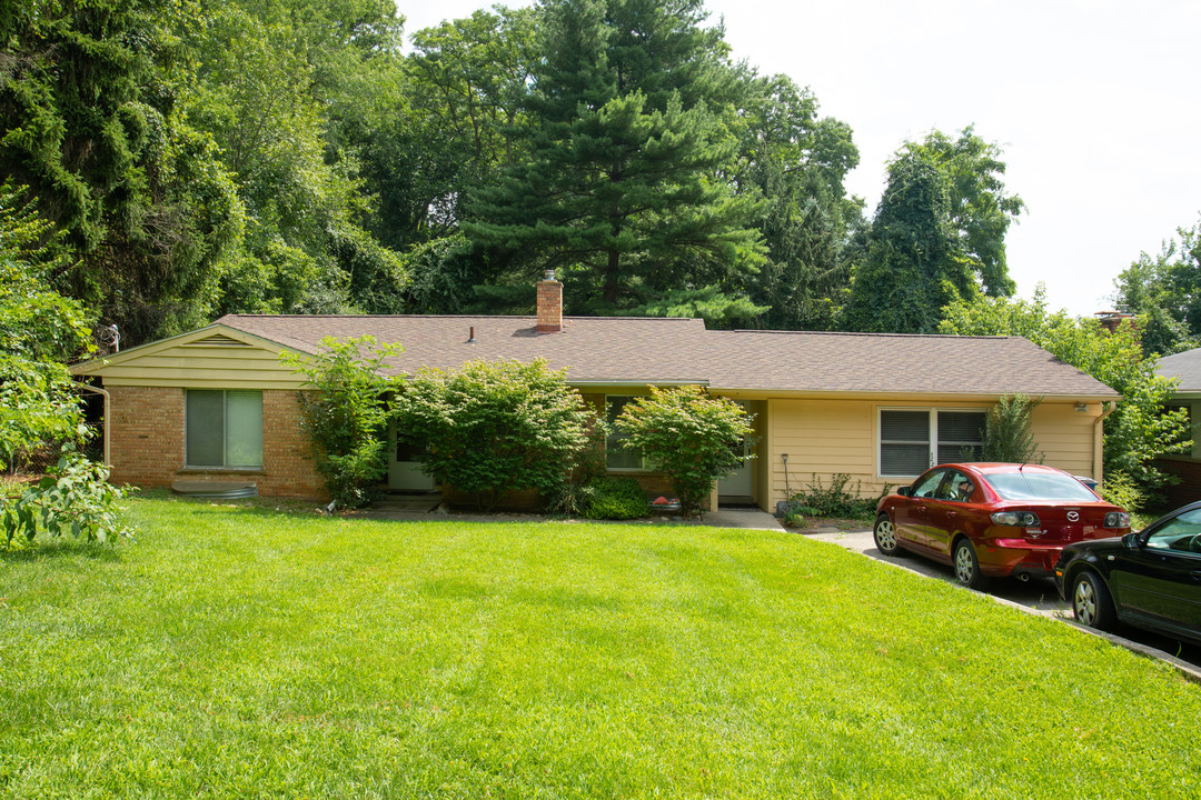 1030 Cedar Bend Dr in Ann Arbor, MI - Foto de edificio