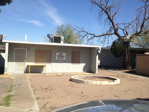 Sunset Bungalos in Henderson, NV - Building Photo - Building Photo