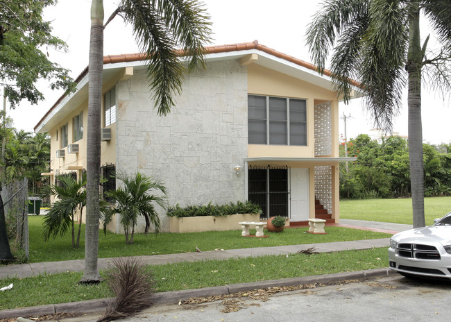 36 Santillane Ave in Coral Gables, FL - Foto de edificio - Building Photo