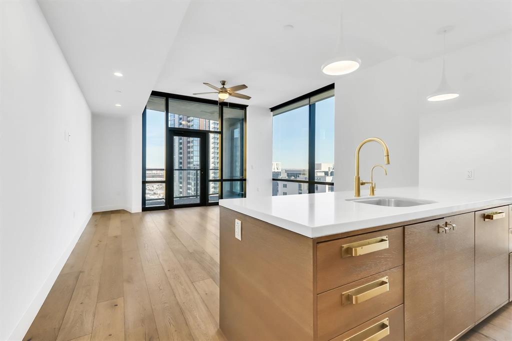 70 Rainey St in Austin, TX - Building Photo