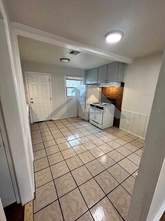 property at 216 W 4th St