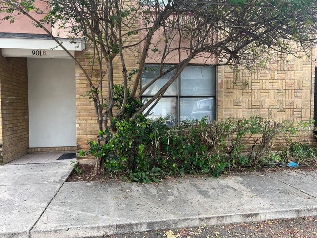 901B Castle Heights Dr in Laredo, TX - Building Photo - Building Photo