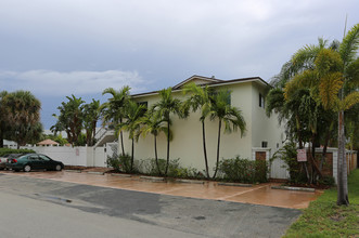 1492 Holly Heights Dr in Fort Lauderdale, FL - Building Photo - Building Photo