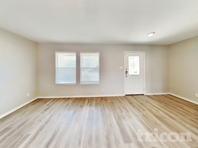 7923 Horse Hollow in San Antonio, TX - Building Photo - Building Photo