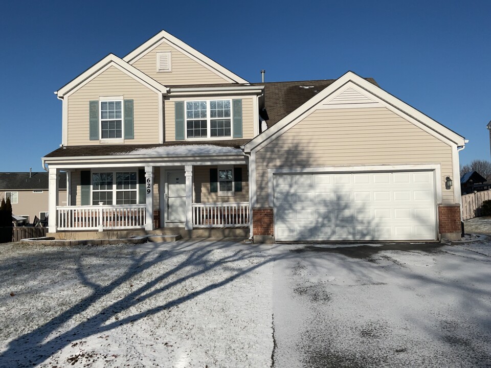 629 Camden Dr in Minooka, IL - Foto de edificio