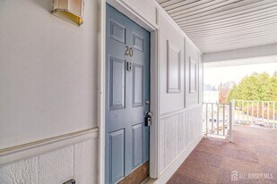 20 Pembrook Ave in North Brunswick, NJ - Building Photo