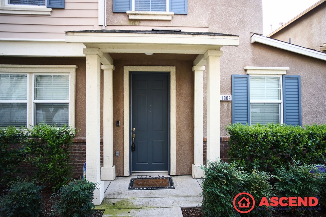 1909 Harpercolins St in Bakersfield, CA - Building Photo