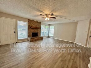 2415 Oak Manor in Arlington, TX - Building Photo - Building Photo