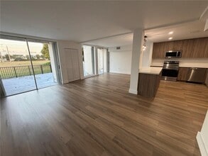 9175 Fontainebleau Blvd in Miami, FL - Building Photo - Building Photo