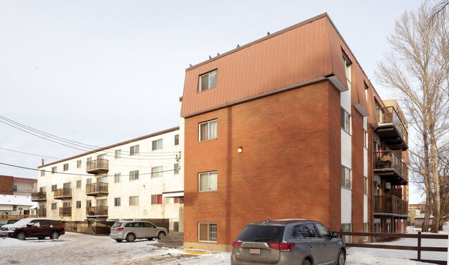 Laurier Manor in Edmonton, AB - Building Photo - Building Photo