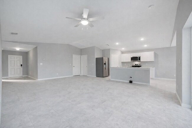 2925 NE 4th Pl in Cape Coral, FL - Foto de edificio - Building Photo