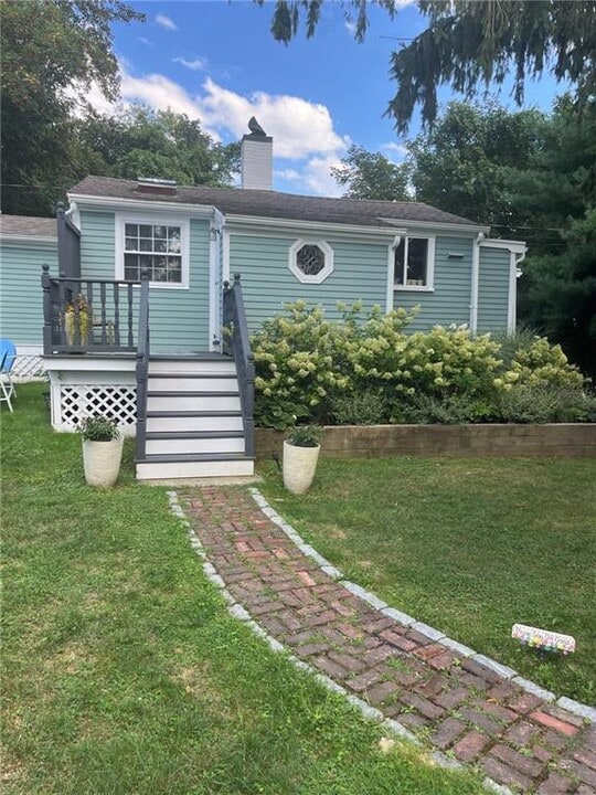 377 3rd Beach Rd in Middletown, RI - Building Photo