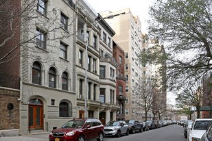 306 W 76th St in New York, NY - Building Photo