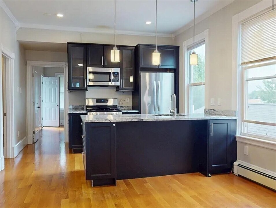 125 Princeton St in Boston, MA - Building Photo