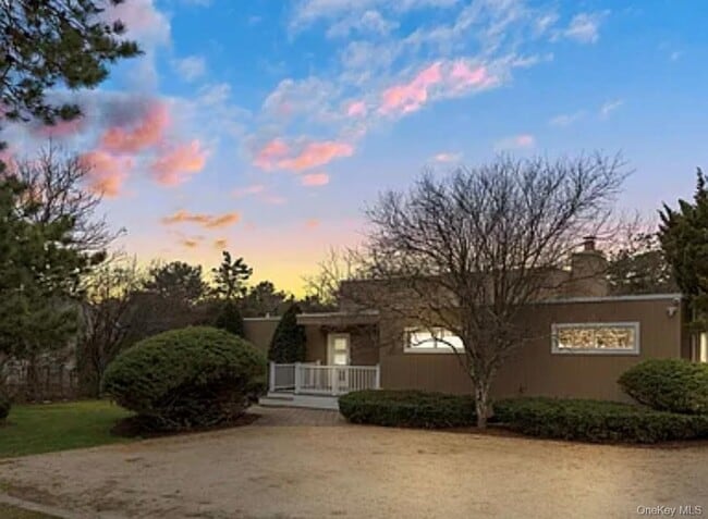 32 Lewis Rd in East Quogue, NY - Building Photo - Building Photo