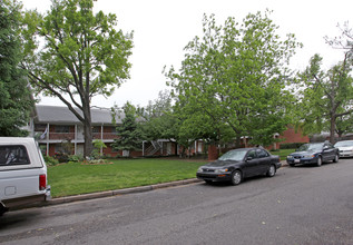 Brookwood Apartments in Tulsa, OK - Building Photo - Building Photo