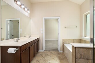 9420 Savannah Holly Dr in Houston, TX - Foto de edificio - Building Photo