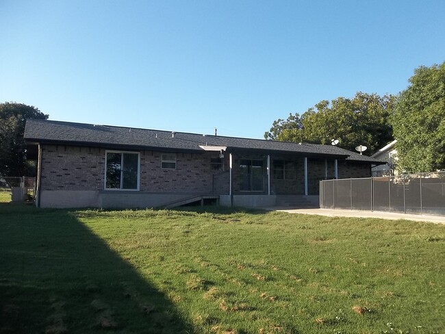 109 Timber Ln in Kerrville, TX - Building Photo - Building Photo