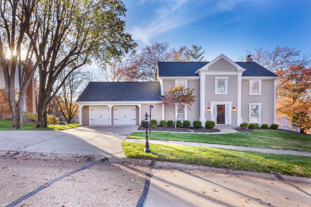 745 Haw Thicket Ln in Des Peres, MO - Building Photo