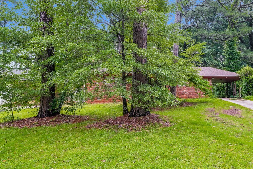 1090 Longshore Dr in Decatur, GA - Foto de edificio