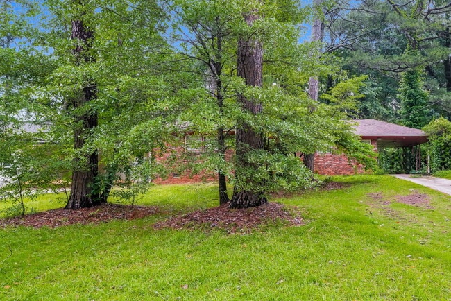 1090 Longshore Dr in Decatur, GA - Building Photo - Building Photo