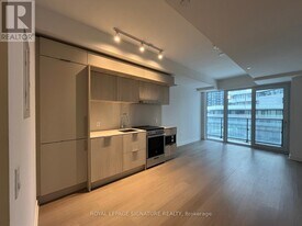 448 Burnhamthorpe Rd W in Mississauga, ON - Building Photo