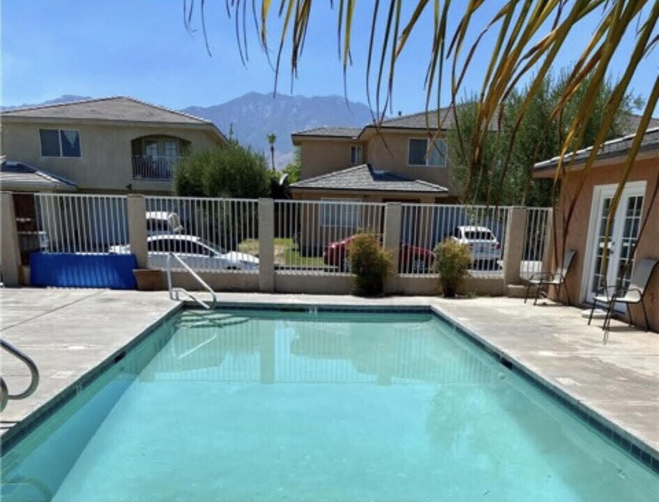 33113 Campus Ln in Cathedral City, CA - Building Photo