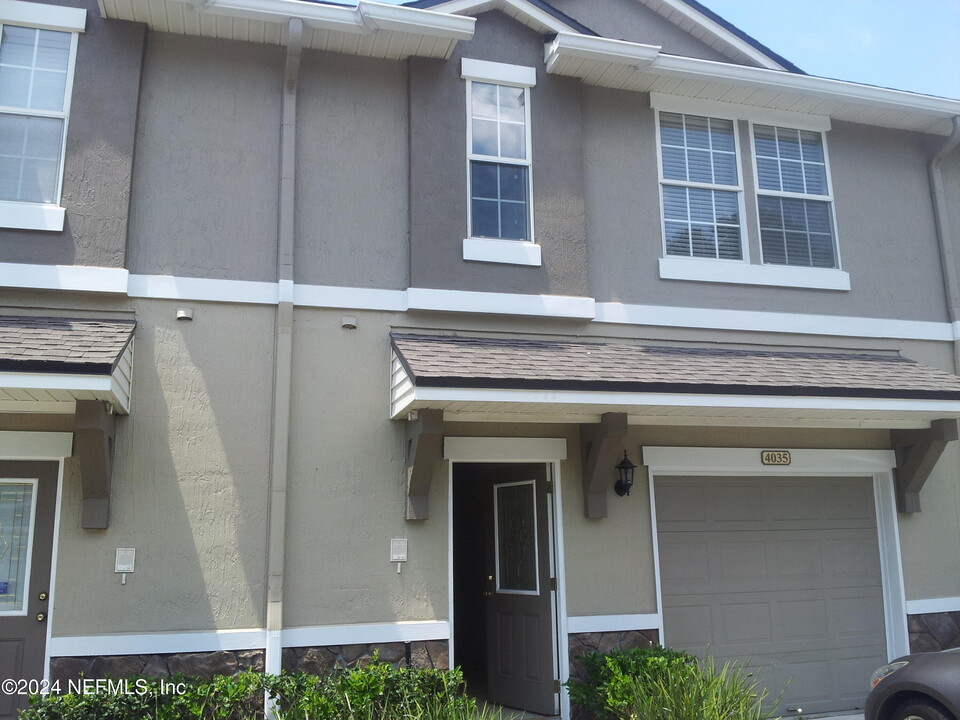 4035 Augustine Green Ct in Jacksonville, FL - Foto de edificio