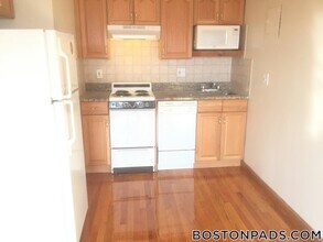 1110 Commonwealth Ave, Unit 311 in Boston, MA - Foto de edificio - Building Photo