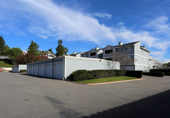 Lakeview Terrace Condominiums in Placentia, CA - Foto de edificio - Building Photo