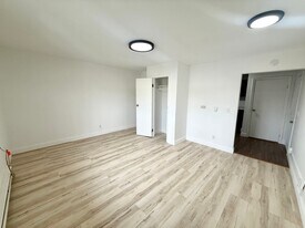 1886 Ave B in Watervliet, NY - Building Photo