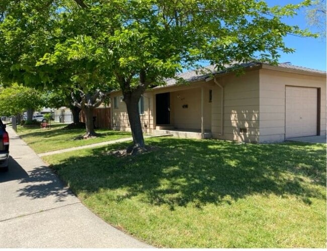 2295 Craig Ave in Sacramento, CA - Building Photo - Building Photo