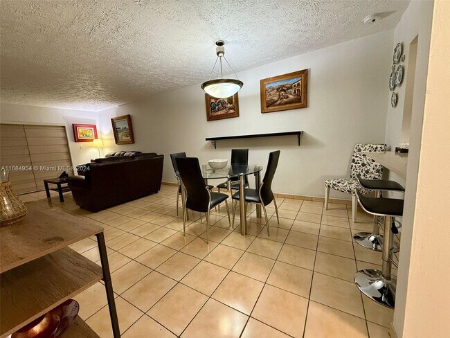 6055 W 19th Ave-Unit -419 in Hialeah, FL - Building Photo - Building Photo