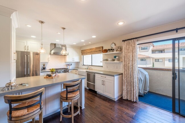 4 Santa Cruz Ct in Manhattan Beach, CA - Building Photo - Building Photo