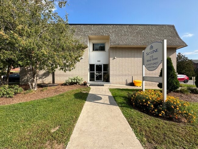 235 Bishop St S in Cambridge, ON - Building Photo - Building Photo