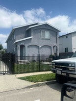 417 E 105th St in Los Angeles, CA - Building Photo