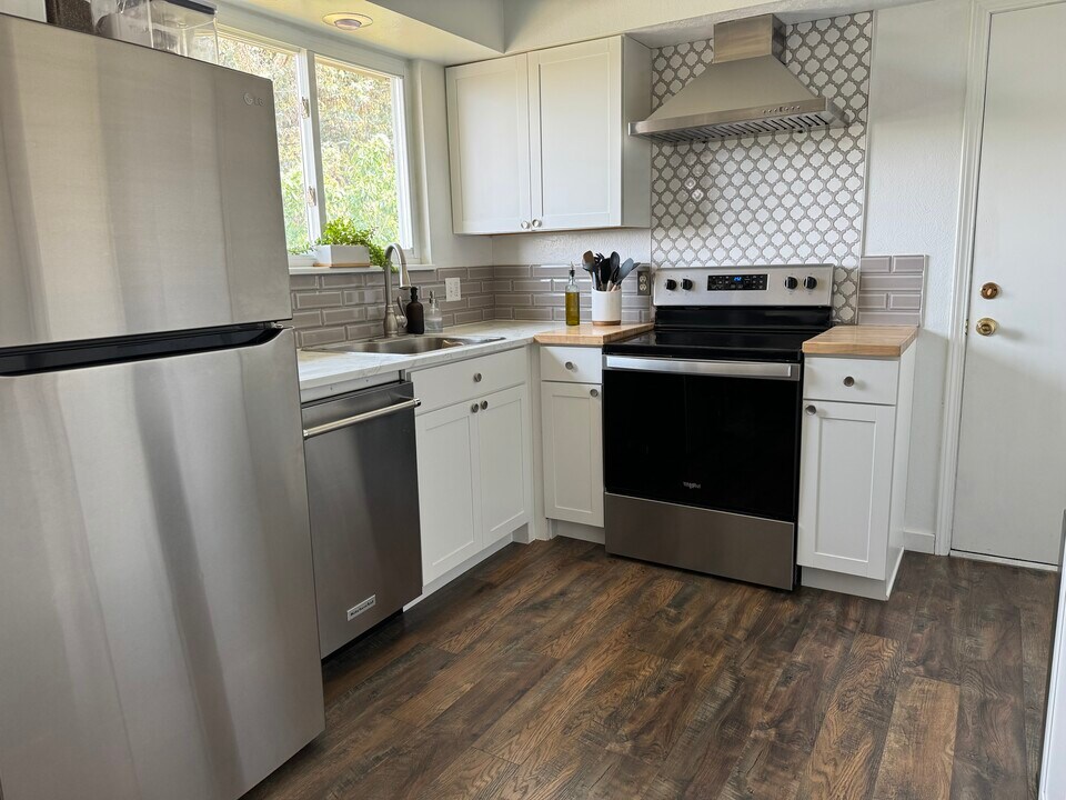 2122 Colonial Ln, Unit Upstairs in Pocatello, ID - Foto de edificio